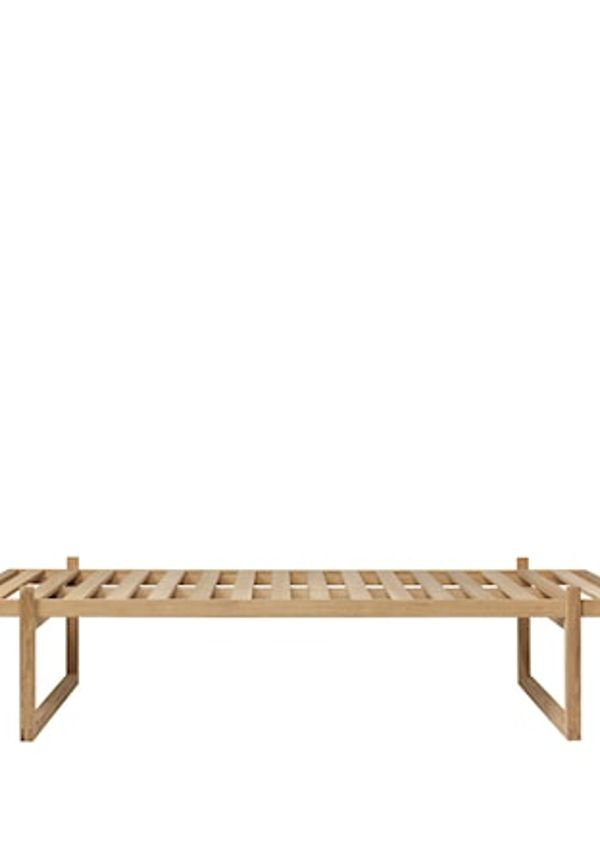 Jättefin fåtölj i ek 2025 från Kristina Dam Studio.