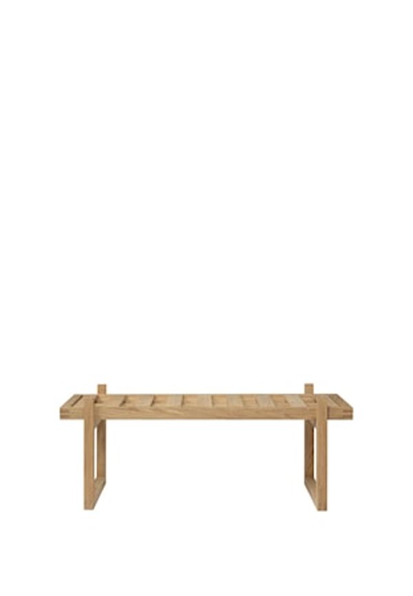 Smickrande sittbänk i brun färg gjord i ek.