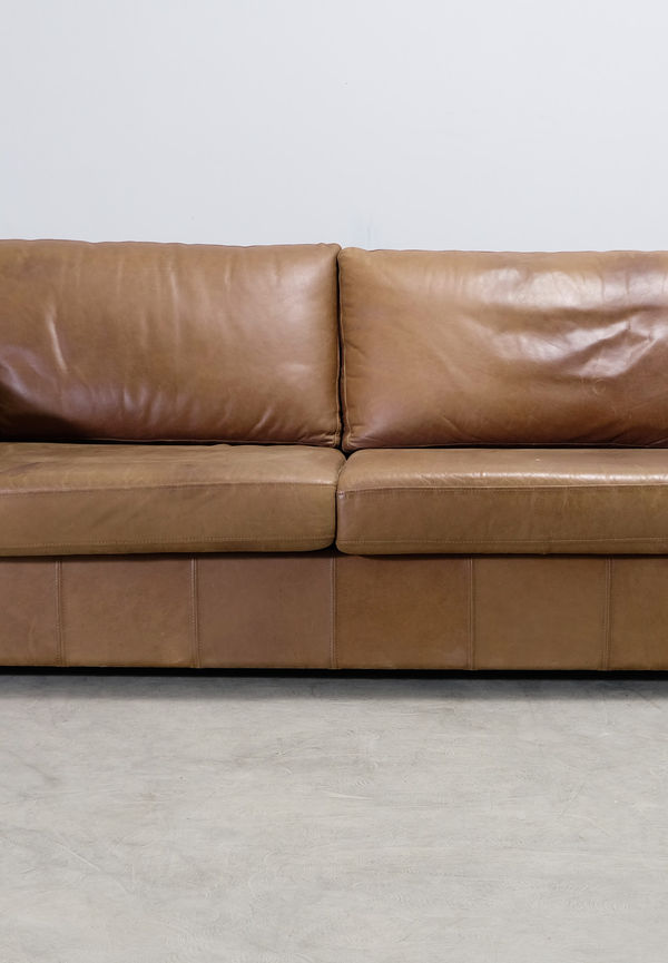 Brun Mio-lädersoffa i otroligt snygg modell.