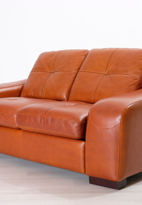 Exklusiv lädersoffa i brunt från Mio.