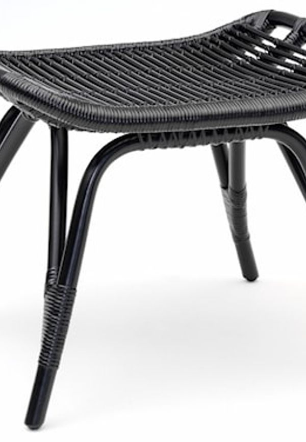 Smickrande fåtölj i svart från Sika Design.