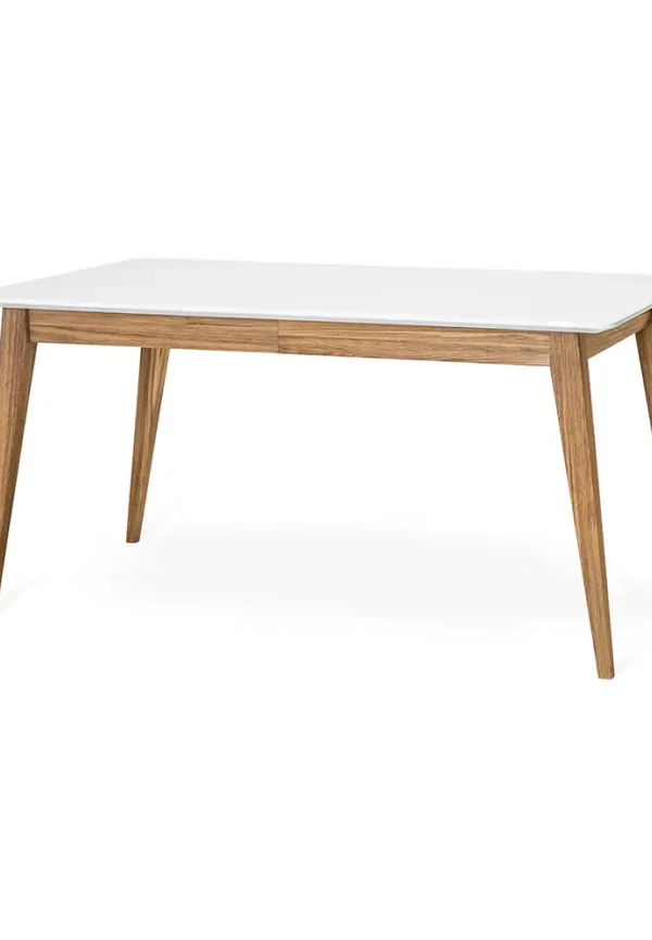 Snygg matbord i ek från Torkelson.