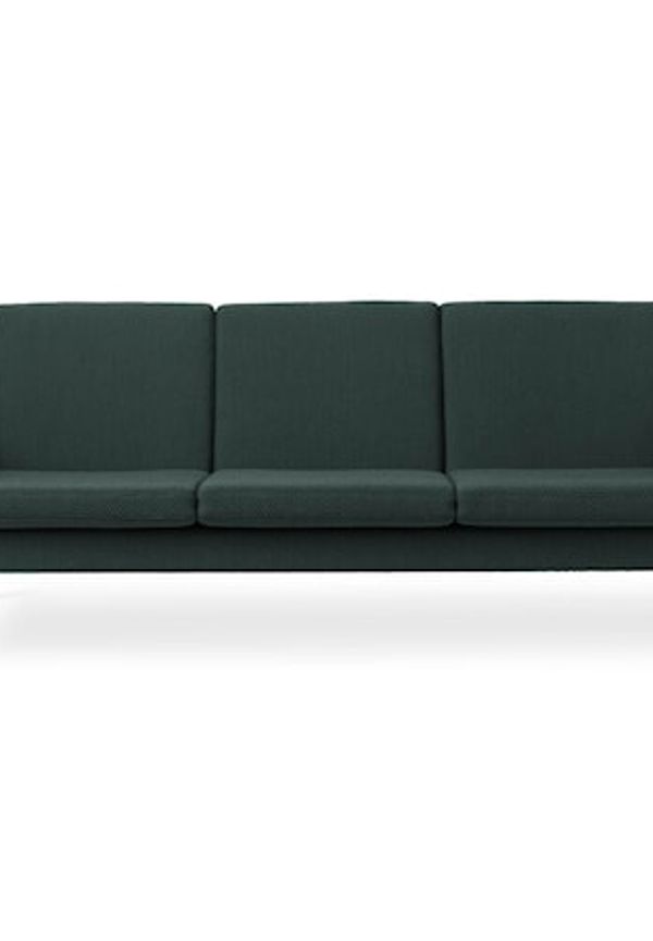 Komfortabel fåtölj i ek från Warm Nordic.