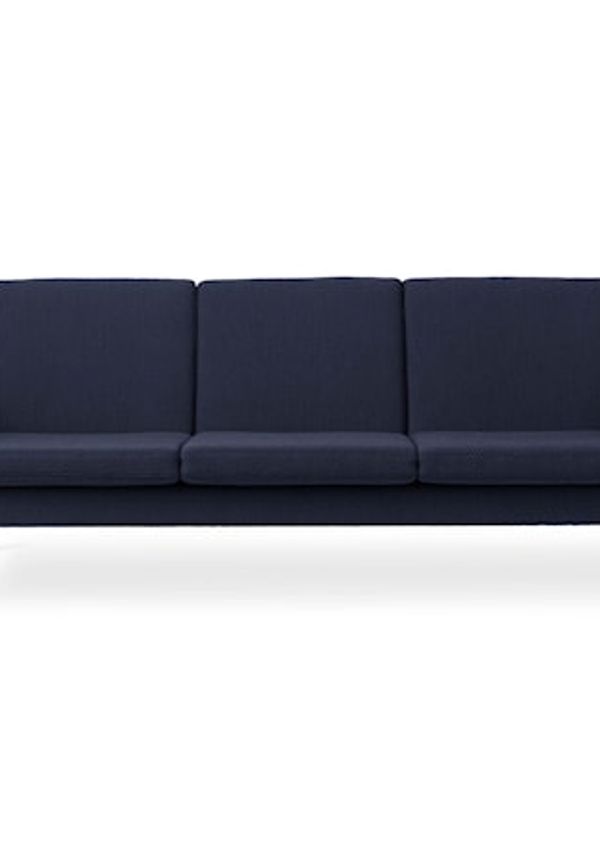 Ikonisk fåtölj i blå färg gjord i ek.