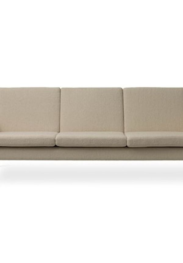 Trendig warm nordic fåtölj i beige färg gjord i ek.