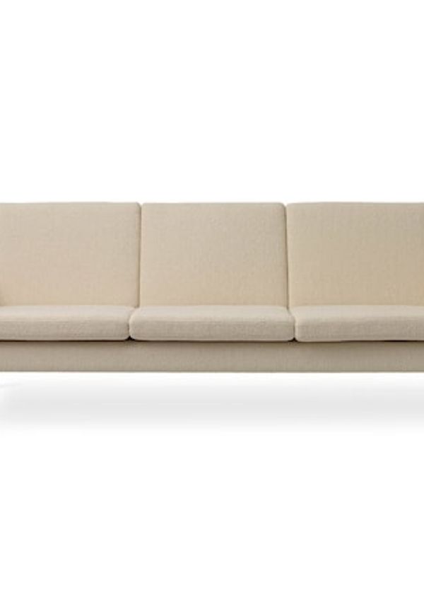 Riktigt trendig fåtölj i ek i beiget från Warm Nordic.