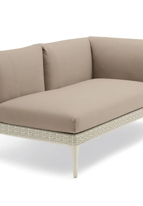 Moderiktig utemöbel i vit färg gjord i aluminium.