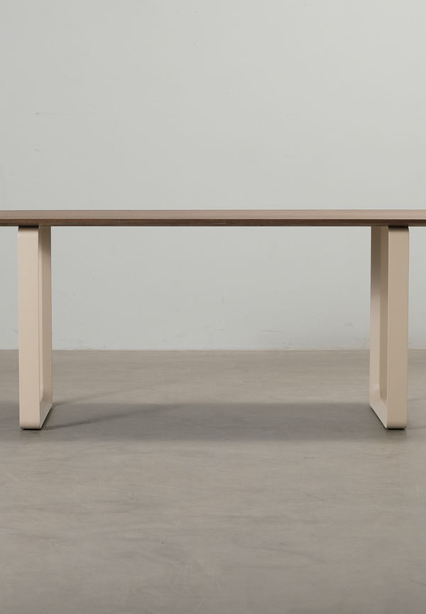 Supersnygg brun bord i linoleum från Muuto.