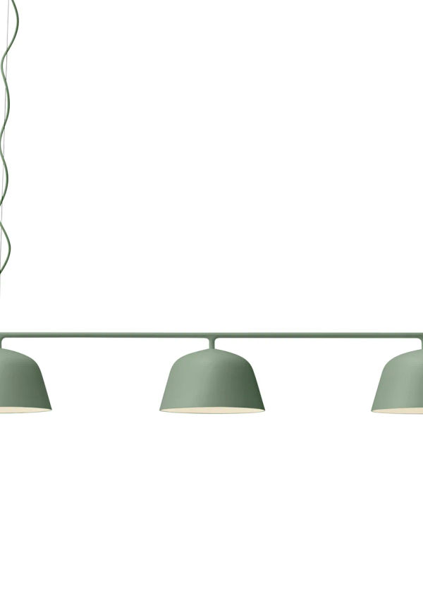 Grön Muuto-taklampa i smickrande modell.