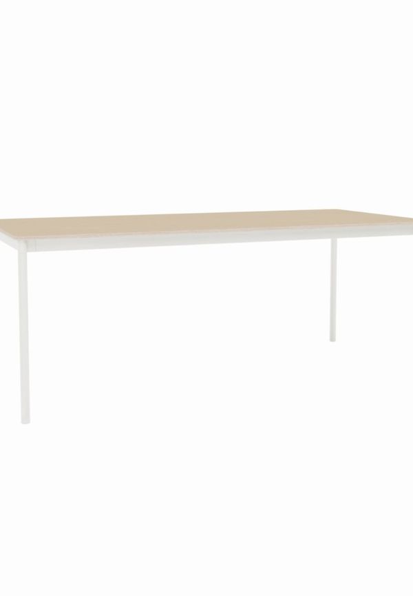 Superfin bord i ek från Muuto.