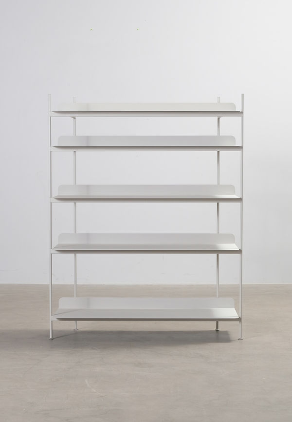 Grå Muuto-hylla i snygg modell.