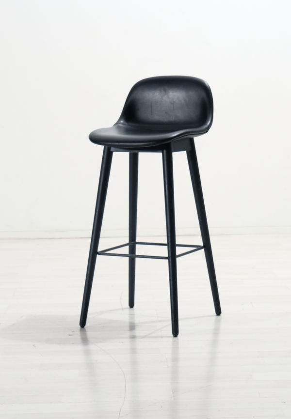 Komfortabel svart barstol i skinn från Muuto.