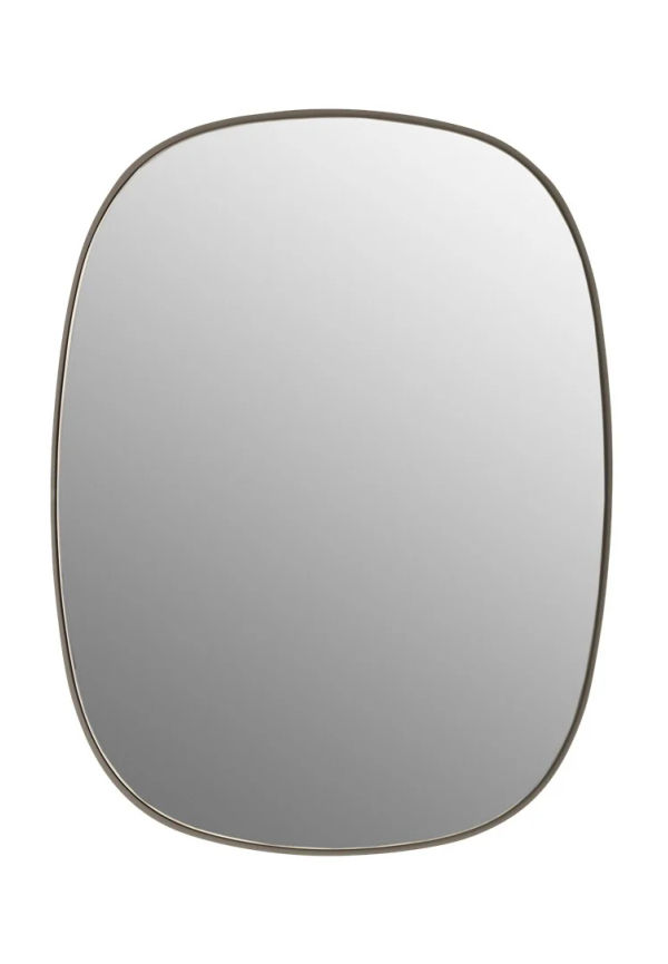 Jättefin väggspegel i brunt från Muuto.