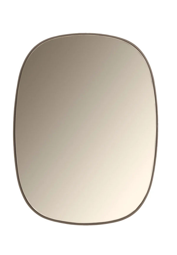 Beige Muuto-spegel i söt modell.