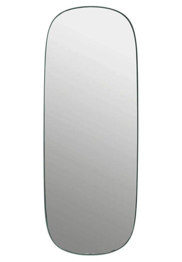 Grön Muuto-spegel i ikonisk modell.