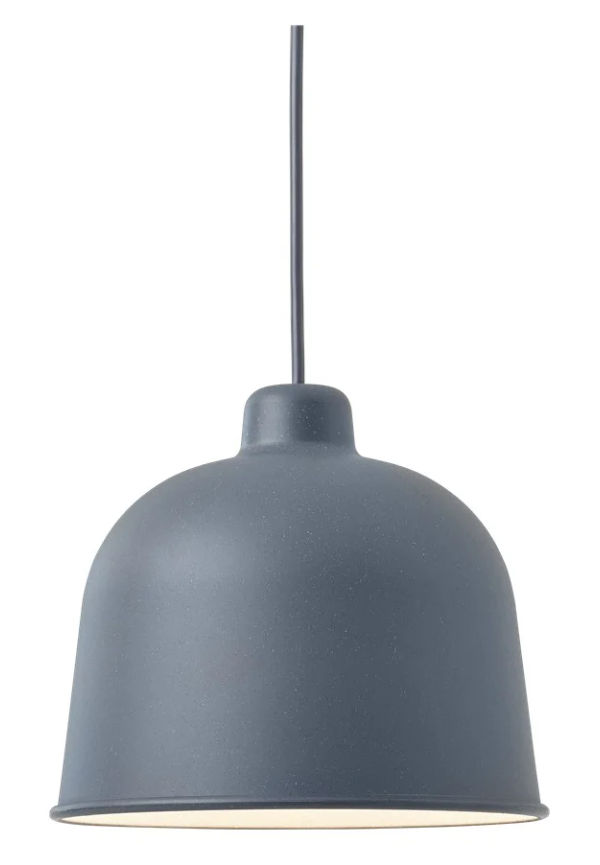 Blå Muuto-taklampa i stilriktig modell.