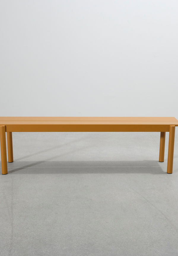 Riktigt fin bänk i brunt från Muuto.