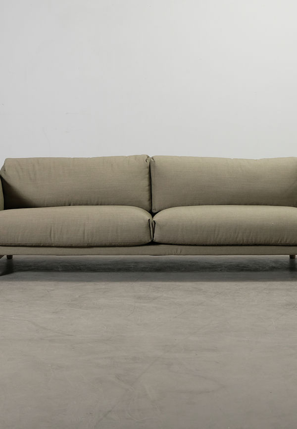 Härlig grön soffa i ek från Muuto.