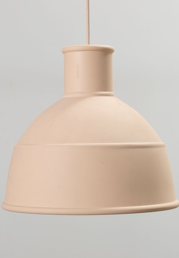 Superfin beige lampa 2025 från Muuto.