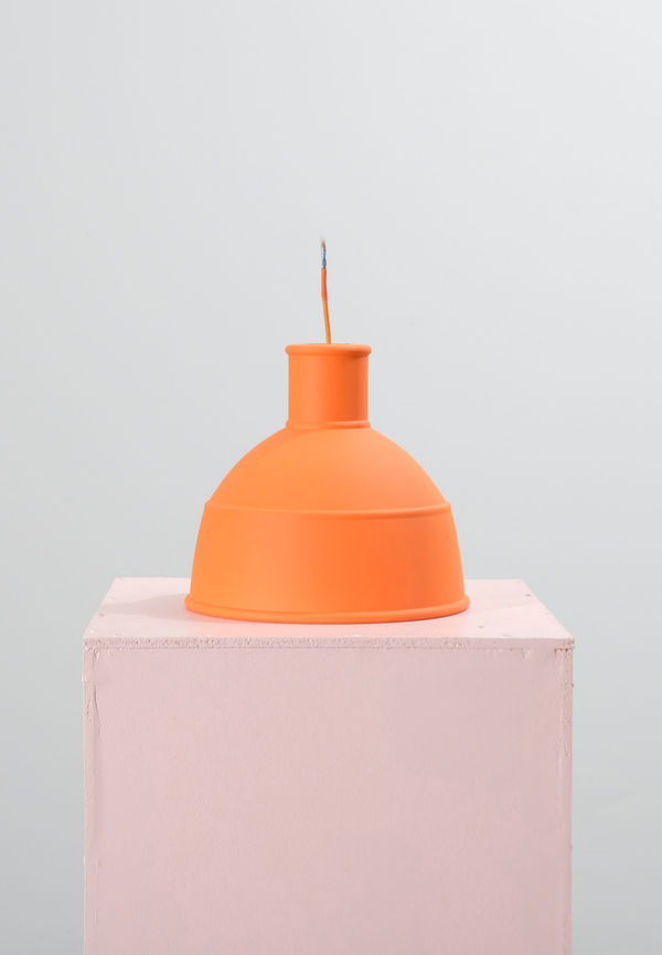 Orange Muuto-pendellampa i riktigt snygg modell.