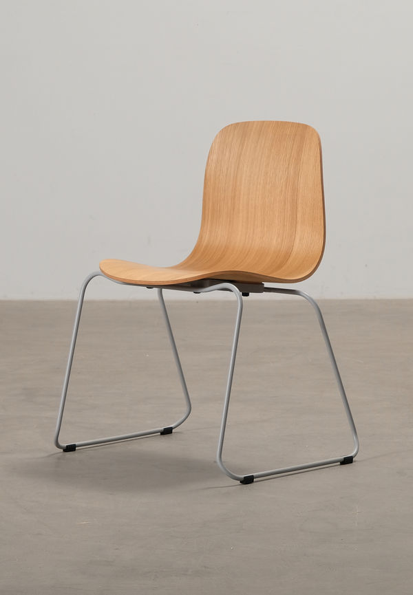 Otroligt fin stol i ek från MYCS.