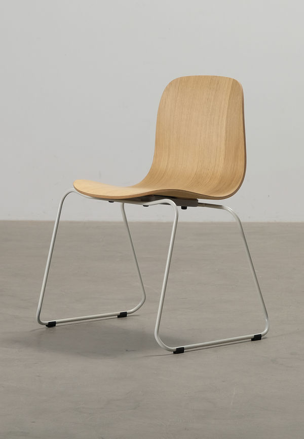 Söt stol i ek från MYCS.