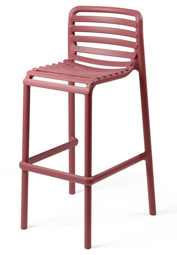 Röd stol som passar perfekt till hösten 2025!