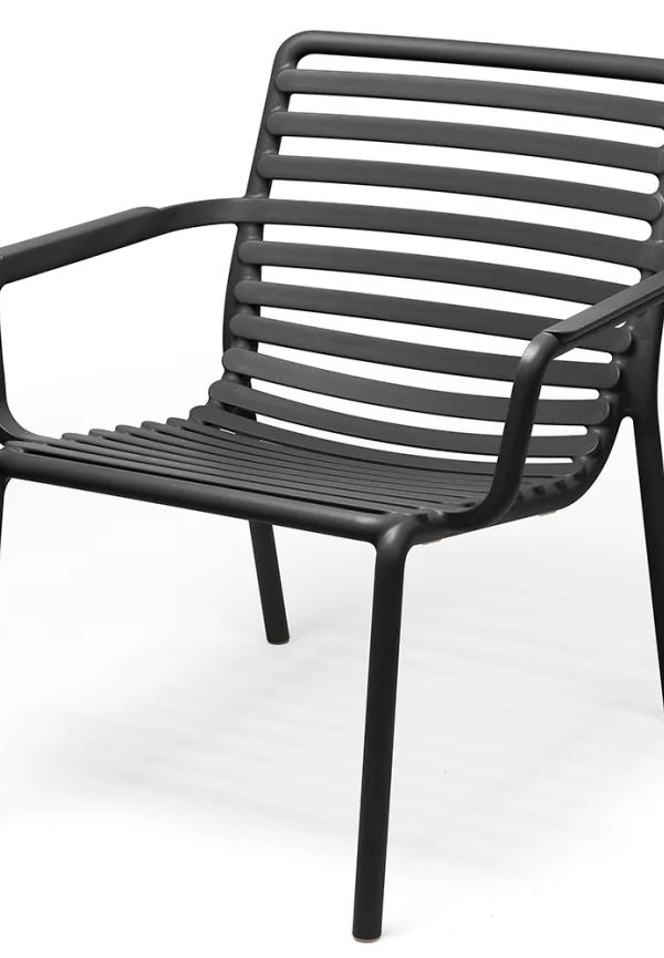 Stilriktig grå fåtölj 2025 från Nardi.