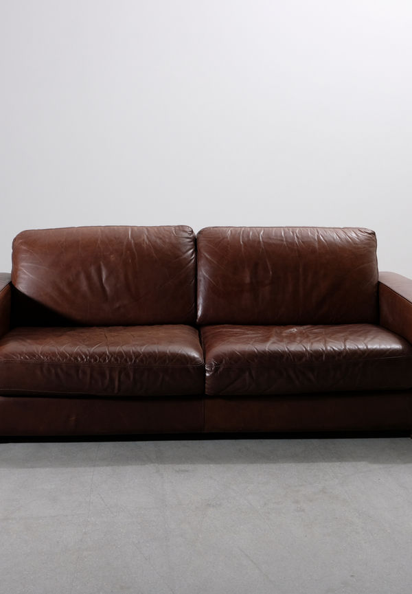 Klassisk lädersoffa i brunt från Natuzzi.