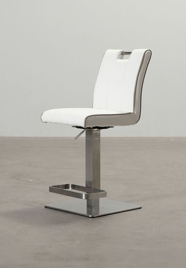 Vit Scandinavian Choice-barstol i fantastiskt fin modell.