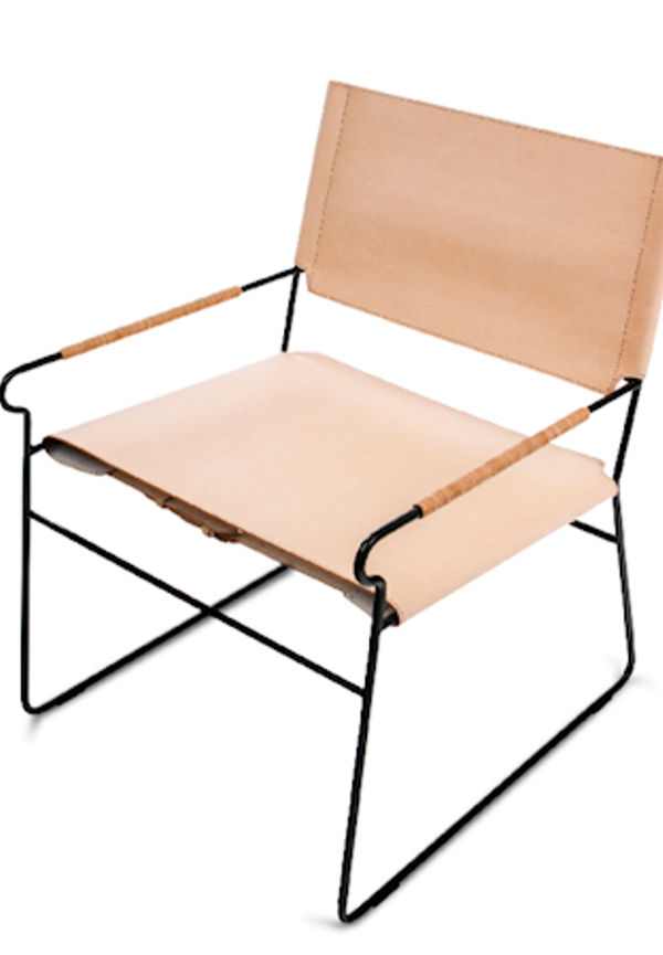 Modern fåtölj i beiget från OX DENMARQ.