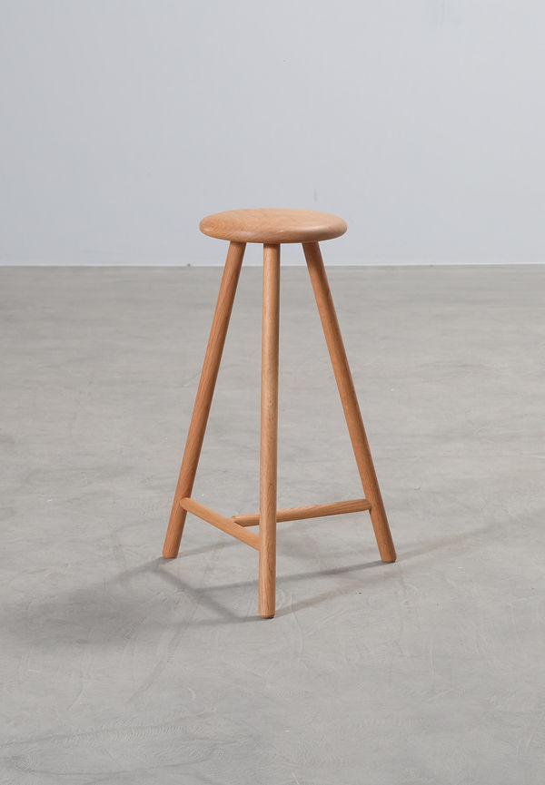 Härlig barpall i ek från Nikari.