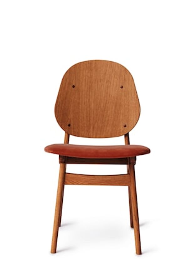 Modern matbordsstol i ek 2025 från Warm Nordic.