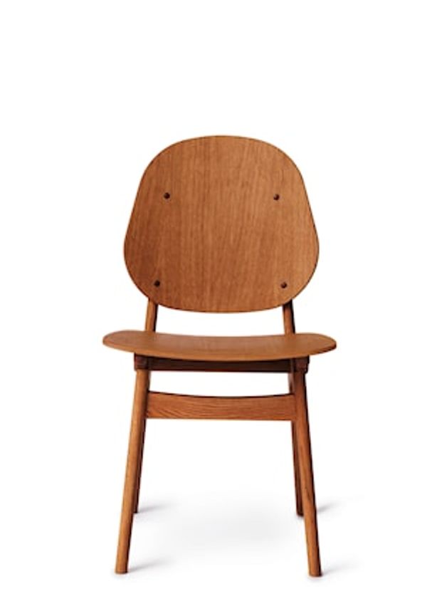 Stilriktig stol i brun färg gjord i ek.