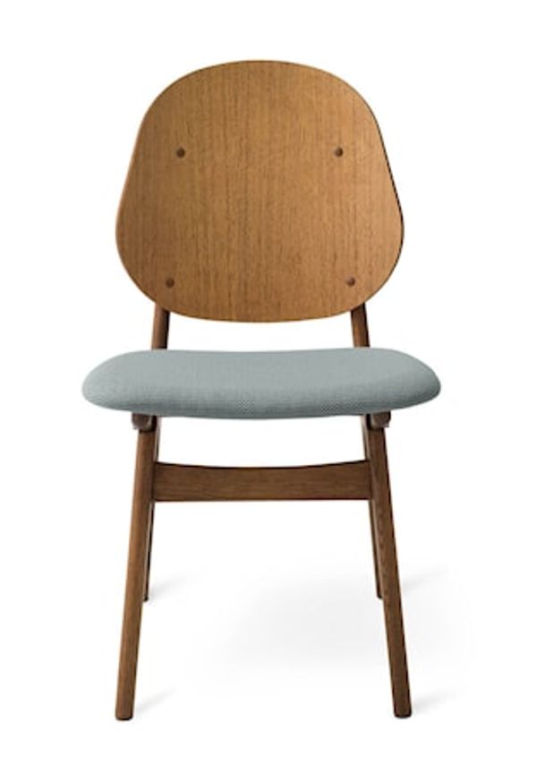 Moderiktig warm nordic stol i grön färg gjord i ek.