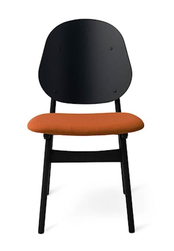 Jättefin matbordsstol i oranget från Warm Nordic.