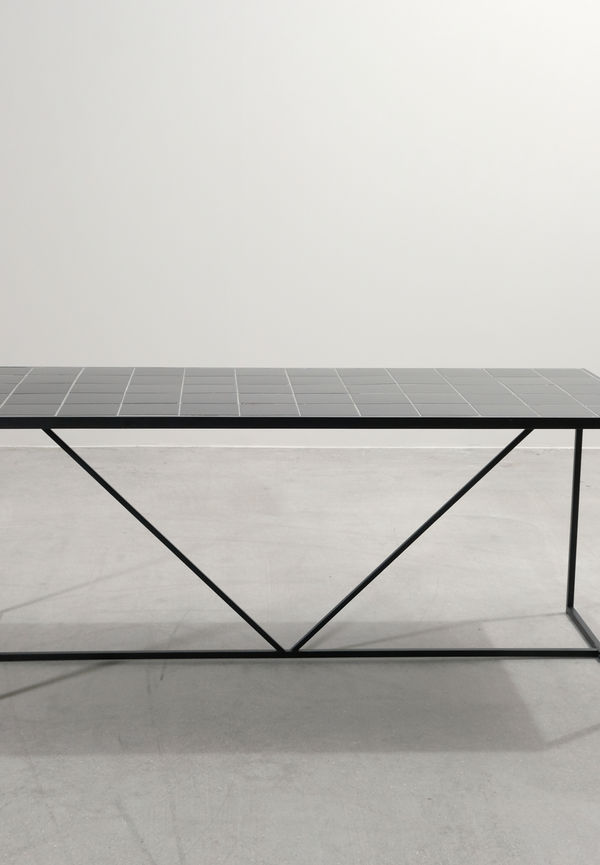 Fantastiskt snygg nordal bord i svart färg gjord i järn.