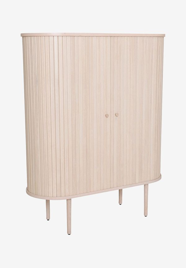 Stilren ekskåp i vitt från Nordic Furniture Group.