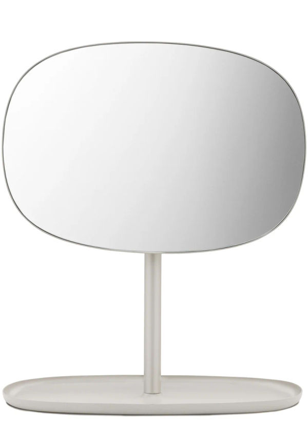 Beige Normann Copenhagen-spegel i smickrande modell.