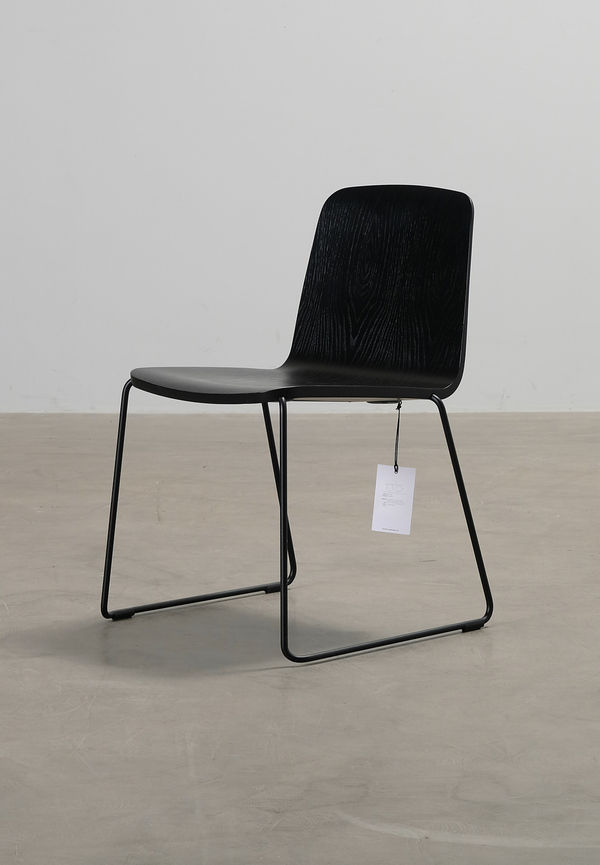 Superfin matstol i svart från Normann Copenhagen.