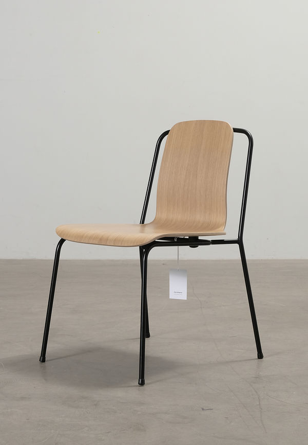 Komfortabel matbordsstol 2025 från Normann Copenhagen.