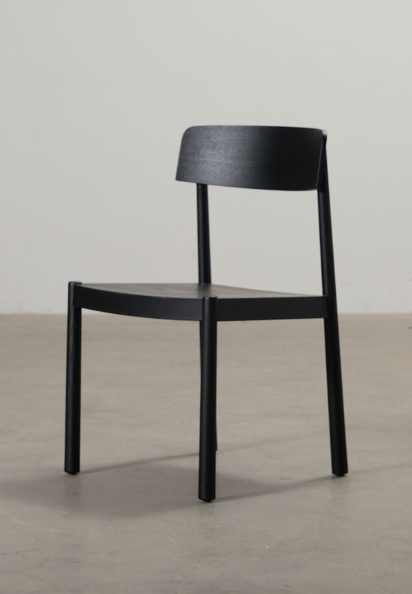 Smickrande stol 2025 från Normann Copenhagen.