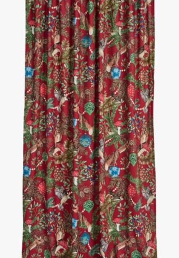 Elegant gardin i rött från Nadja Wedin.