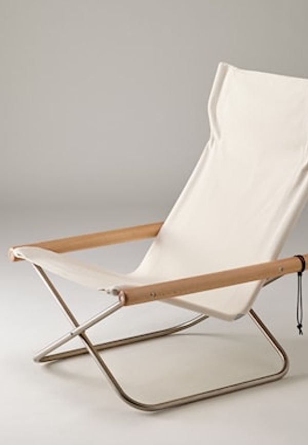 Trendig fåtölj i vit färg gjord i bomull.