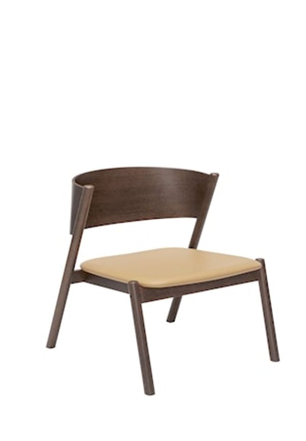 Riktigt snygg fåtölj i brun färg gjord i ek.