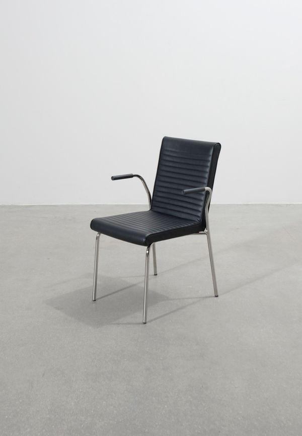 Svart Offecct-karmstol i mysig modell.