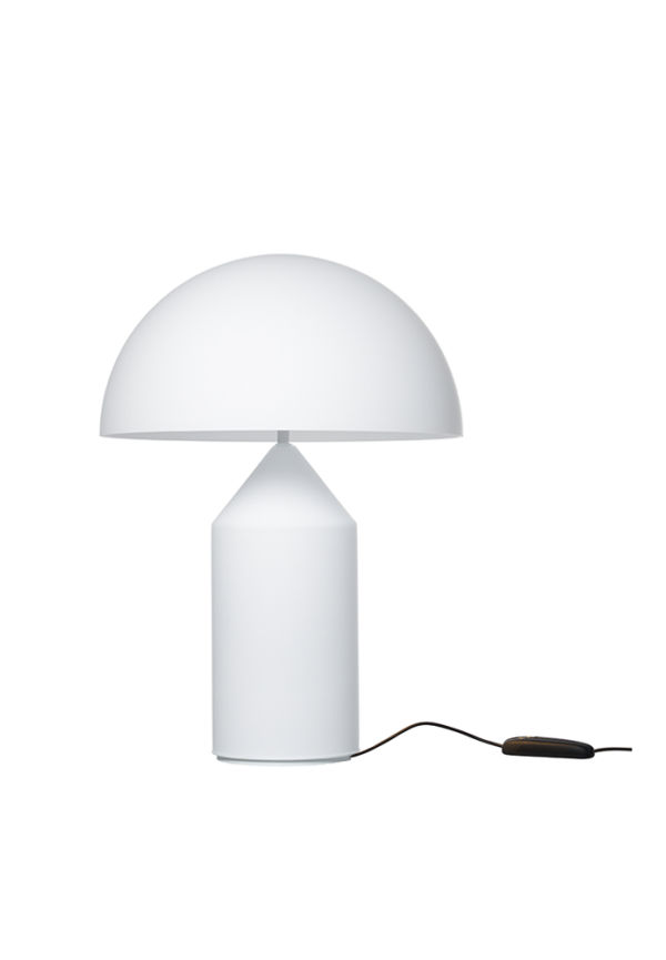 Otroligt fin vit lampa 2025 från Oluce.