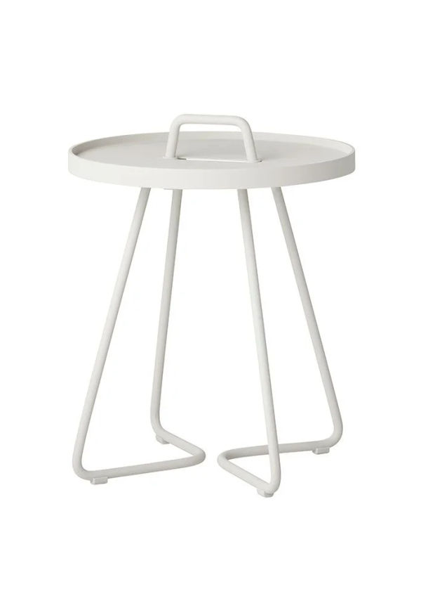 Fantastiskt fin sidobord i vitt från Cane-Line.