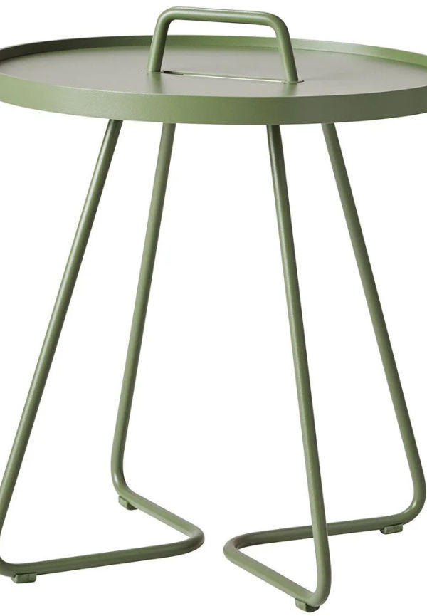 Superfin sidobord i grönt från Cane-Line.