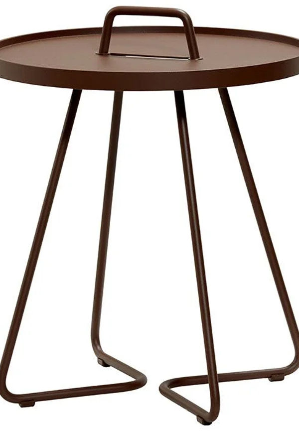 Mysig sidobord i brunt från Cane-Line.